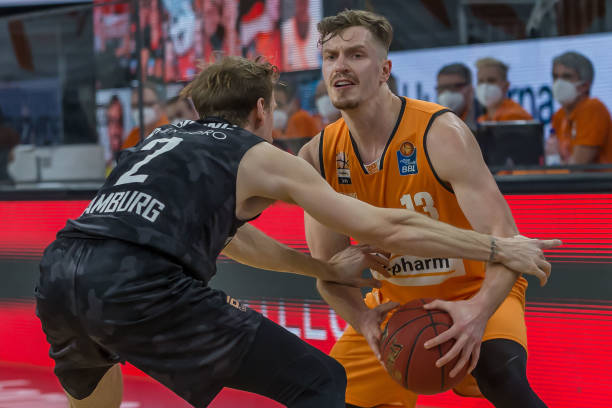 于摩纳哥 于摩纳哥